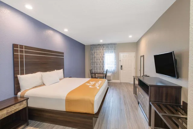 غرفة بسرير كينج، Days Inn & Suites By Wyndham La Porte 1/6