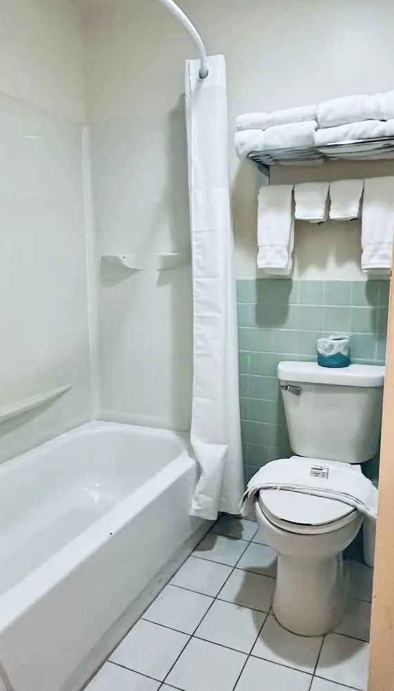 غرفة بسريرين كوين مع أريكة، Americas Best Value Inn-Wall 9/10