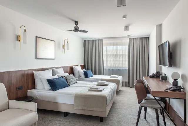 غرفة بزنس ثلاثية بسرير كوين وسرير فردي مع سرير إضافي، Airinn Vilnius Hotel 1/3
