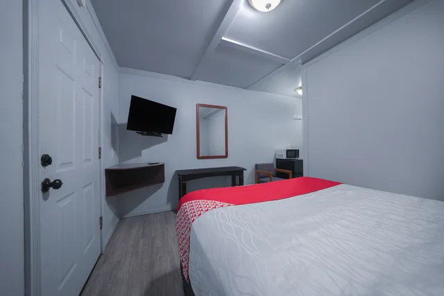 غرفة قياسية بسرير مزدوج، OYO Hotel Portland OR near Airport 1/4