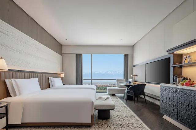 غرفة كلاسيكية بسريرين كوين بإطلالة على الجبل مع دخول الصالة لذوي الإعاقة، InterContinental Yining by IHG 1/6