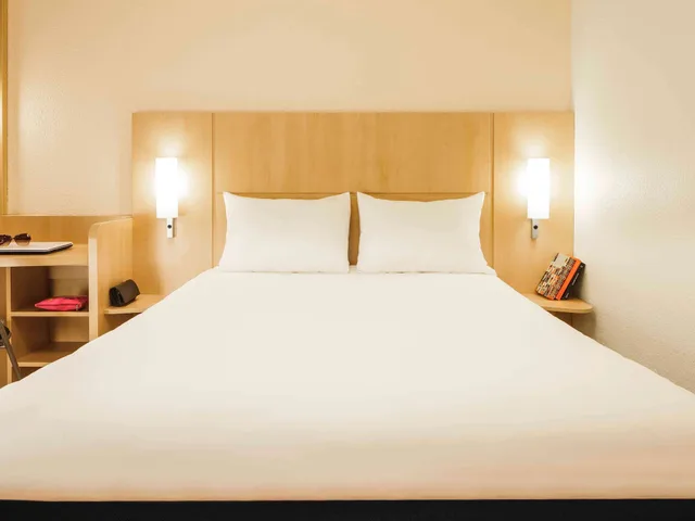 غرفة قياسية بسرير مزدوج وسرير فردي، Ibis Paris Versailles Chateau 5/8