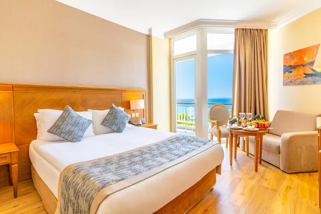 غرفة قياسية بإطلالة على البحر، Salamis Bay Conti Resort and Casino 1/1