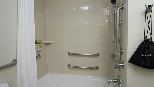 جناح استوديو بسريرين كوين بحوض استحمام لذوي الإعاقة، Candlewood Suites Dallas-Frisco NW Toyota Ctr 3/4