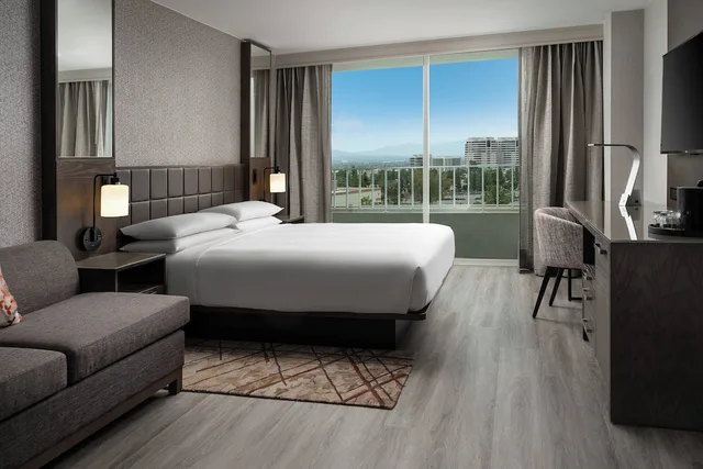 Room, King Bed, Balcony, Accessible, Warner Center Marriott Woodland Hills 2/6