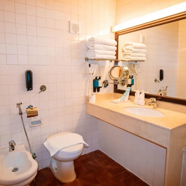 غرفة بريميوم بسرير كينج وسرير كوين، BM Beach Hotel 7/9