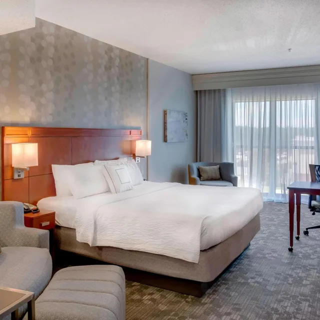 جناح بسرير كينج بغرفة نوم واحدة مع أريكة بحوض استحمام لذوي الإعاقة، Courtyard Statesville Mooresville/Lake Norman 1/3
