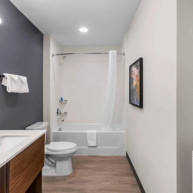 غرفة بسرير كينج مع أريكة، Everhome Suites Clarksville Ft. Campbell Area 5/6