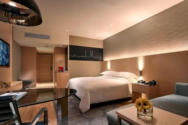 غرفة بسرير كينج بإطلالة على المسبح مع أريكة، Renaissance Kuala Lumpur Hotel & Convention Centre 4/7