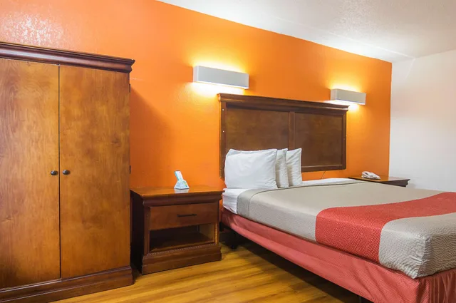 غرفة قياسية بسرير كينج للمدخنين، Motel6 Conyers, GA 3/8