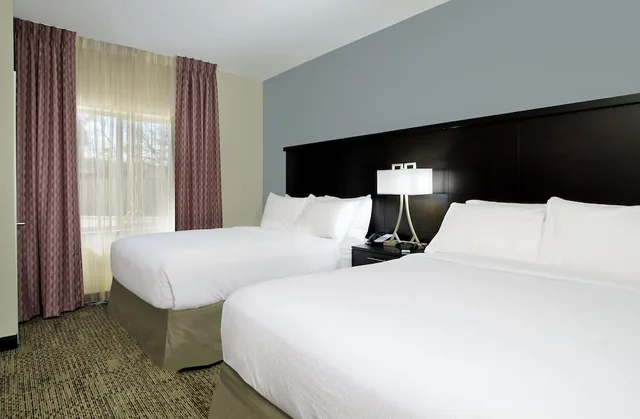 جناح بسرير كينج وسريرين مزدوجين بغرفتي نوم مع أريكة، STAYBRIDGE SUITES HOUSTON - MEDICAL CENTER 1/4