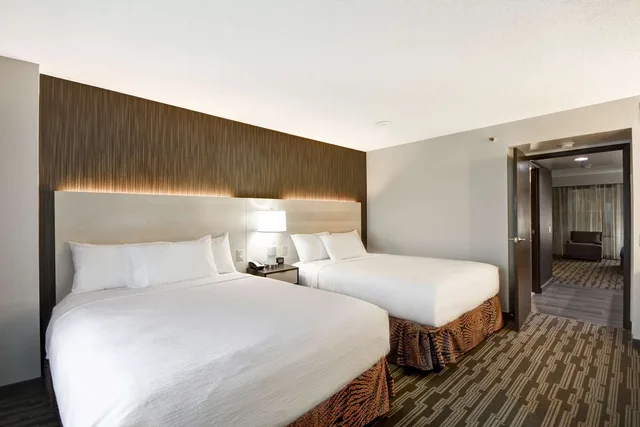 جناح بسريرين كوين، Embassy Suites Charlotte 2/3