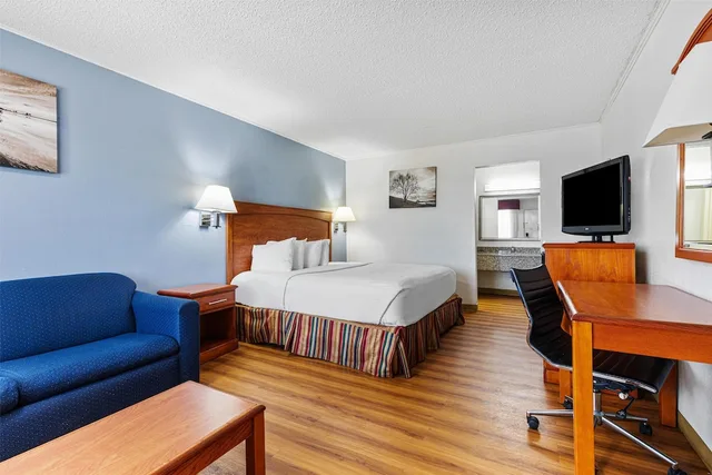 غرفة قياسية بسرير كينج مع أريكة، Best Western Palestine Inn 2/5
