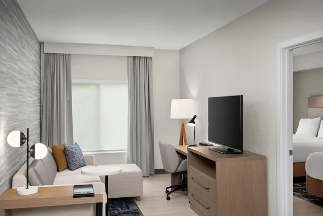 جناح بسريرين كوين بغرفة نوم واحدة مع أريكة، Residence Inn by Marriott Ocean Township 2/3