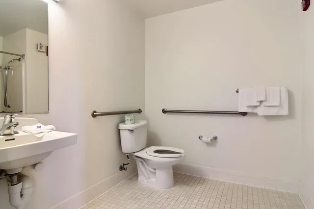 1 Queen Bed - Mobility Accessible Tub، Motel6 Albuquerque, NM - North 9/10