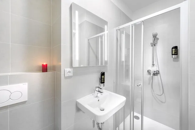 غرفة مفردة بسرير كوين بحمام خاص، Downtown Suites Belohorska 4/5