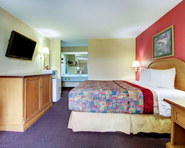 1 King Bed - Non-Smoking, Micfridge، Motel6 Laurel, MS 1/4