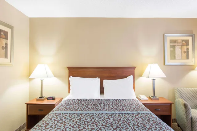 Room, Queen Bed, Smoking, Days Inn by Wyndham Ripley 1/1