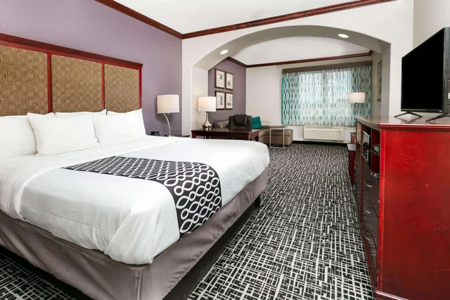 غرفة ديلوكس تنفيذية بسرير كينج، La Quinta Inn And Suites By Wyndham Lindale 2/3