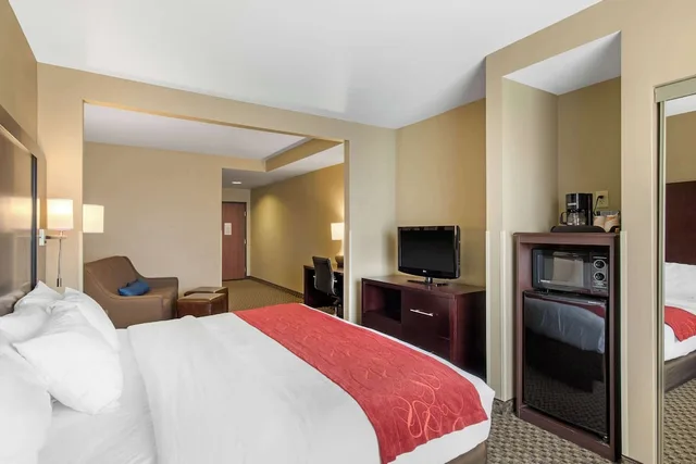 جناح بسرير كينج مع أريكة، Comfort Suites Seaford 1/6