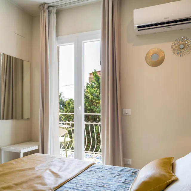 Room, Double or Twin Bed, Lateral Side Sea View، Hotel Rivage Taormina 3/10
