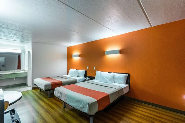 غرفة قياسية بسريرين كوين، Motel6 Cleveland, TX 5/10