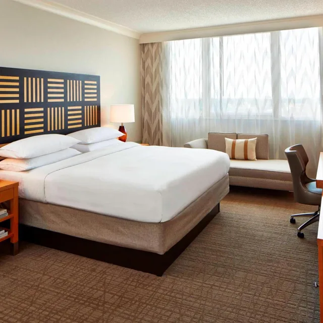 Guest Room, King Bed, Club Floor, Top Floor، Renaissance Orlando Airport Hotel 1/3