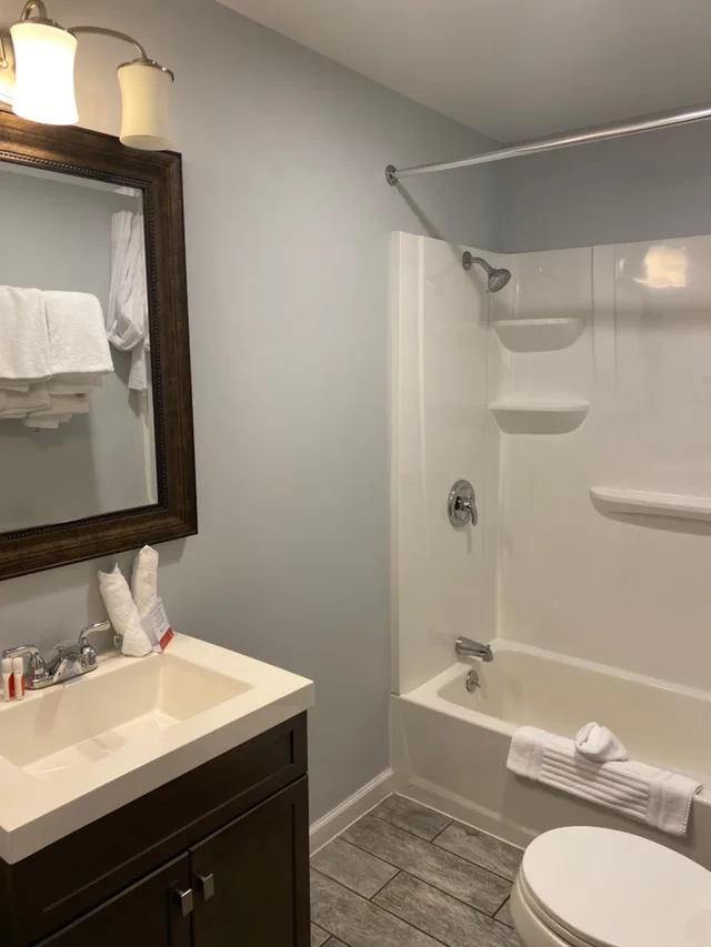 غرفة ديلوكس بسريرين كوين، Econo Lodge At The Falls North 5/6