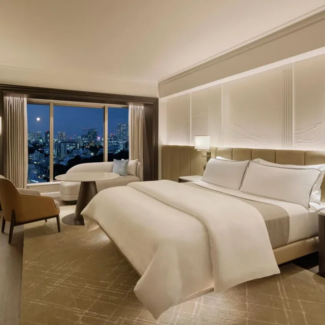 غرفة بسرير كينج مع دخول صالة النادي في طابق مرتفع، The Westin Tokyo 2/5
