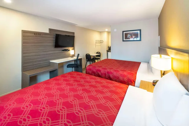 غرفة بسريرين كوين، Econo Lodge Inn & Suites Pincher Creek 3/4