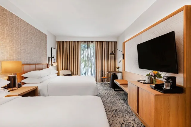 غرفة كلوب بسريرين كوين، Sheraton Chapel Hill Hotel 2/4