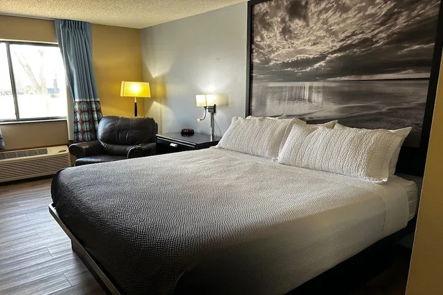 Business, Queen Bed, Super 8 Estherville 2/6
