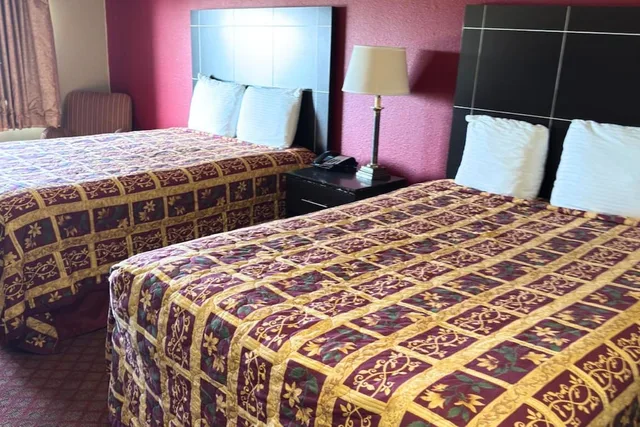 غرفة ديلوكس بسريرين كوين، Hemp Hotel 2/3