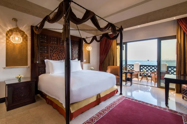 غرفة ديلوكس بسرير مزدوج بإطلالة على البحر، Sharq Village & Spa, a Ritz-Carlton Hotel 1/5