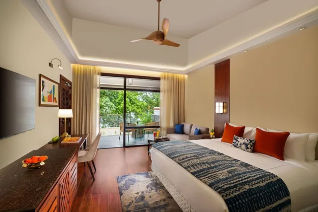 كوخ غراند فاخر بسرير كينج بإطلالة على البحيرة بشرفة، Taj Wayanad Resort Spa Kerala 1/5