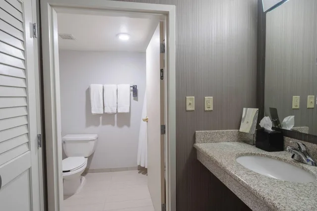 غرفة بسرير كينج، Courtyard by Marriott Cleveland Willoughby 8/10