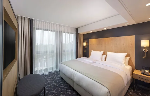 جناح عائلي بسرير كينج مع أريكة، Maritim Hotel Ingolstadt 3/6