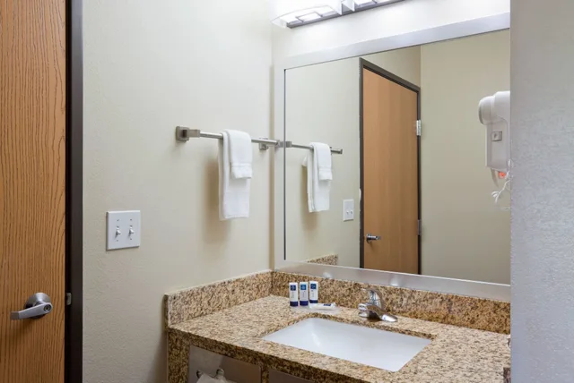 غرفة بسرير كينج، AmericInn by Wyndham Shakopee Near Canterbury Park 10/10