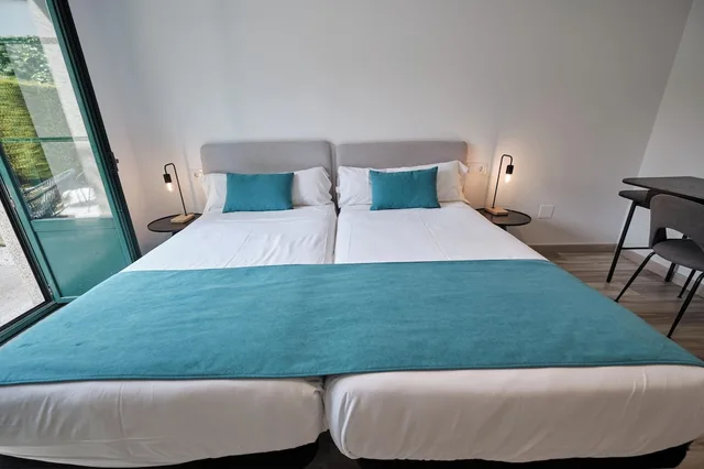 غرفة قياسية بسريرين منفصلين وسرير كوين، Pombal Rooms Santiago 3/7