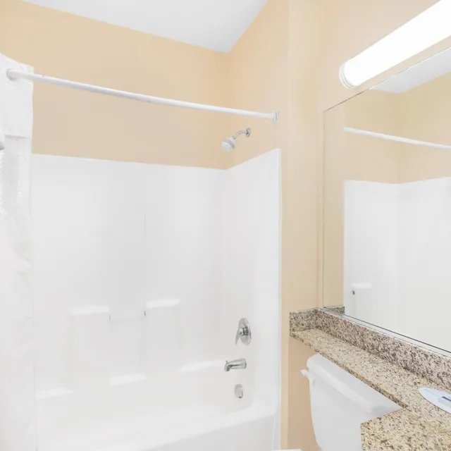 جناح بسرير كوين بحوض استحمام لذوي الإعاقة، Microtel Inn & Suites By Wyndham Aransas Pass/Corpus Christi 5/6