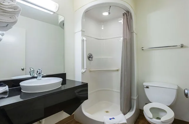 جناح بسرير كوين لذوي الإعاقة، Motel6 Rochester, MN 6/9