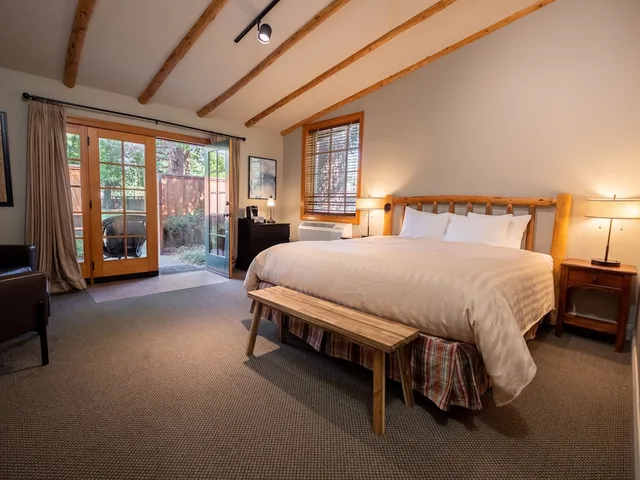كوخ بسرير كينج، The Lodge at Riverside 1/2