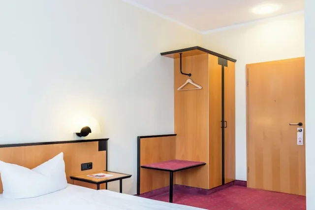 غرفة قياسية ثلاثية بشرفة، Azimut Hotel Dresden 3/4