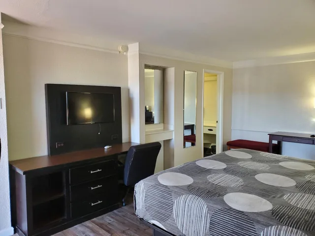 Room, King Bed, Relax Inn 7/10