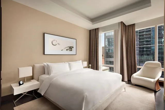 غرفة بريميير بسرير كينج بإطلالة، Shangri-La Toronto 1/4