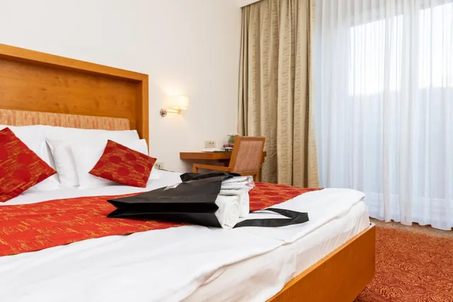 غرفة بسرير مزدوج بشرفة، Hotel Vitarium Terme Krka 2/6