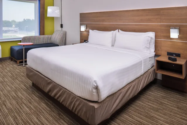 غرفة قياسية بسرير كينج لذوي الإعاقة، Holiday Inn Express Suites Siloam Springs 1/2
