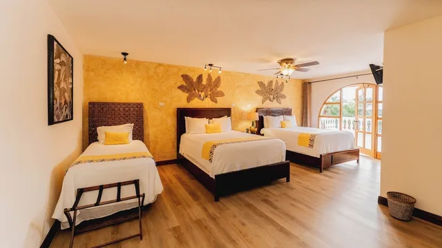 Junior Suite, Family, 1 Single and 2 Queen Beds، Buena Vista 2/10