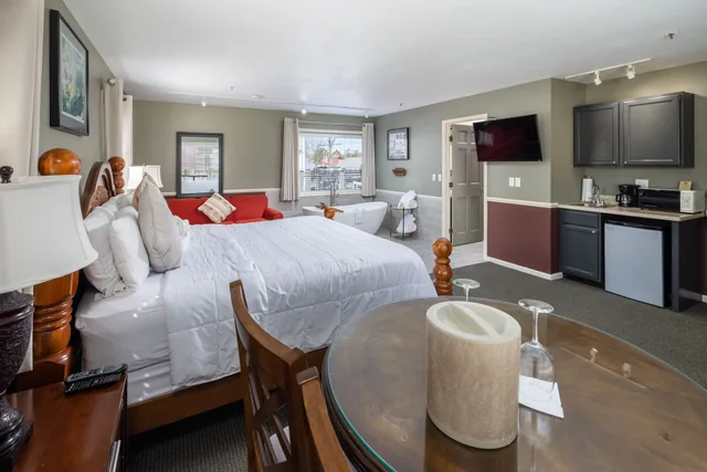 Downtown, Deluxe, King Bed, Sofa، Old Harbor Inn 3/4