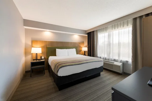 جناح بسرير كينج بغرفة نوم واحدة بحوض جاكوزي، Country Inn & Suites By Radisson Wichita East Ks 2/6